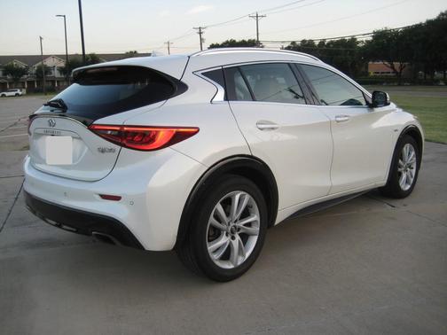 Pearl White 2018 INFINITI QX30 Premium