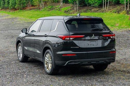 2023 Mitsubishi Outlander ES