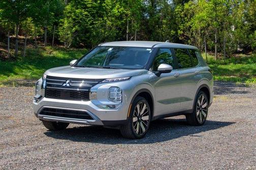 Gray 2025 Mitsubishi Outlander SE