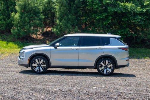 Gray 2025 Mitsubishi Outlander SE