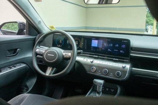 Abyss Black Pearl 2024 Hyundai KONA SE