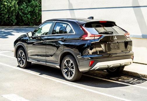 Labrador Black Pearl 2023 Mitsubishi Eclipse Cross SE