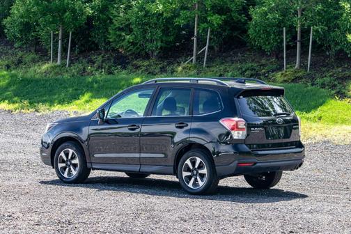 Crystal Black Silica 2018 Subaru Forester 2.5i Limited