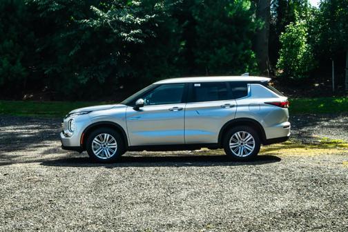 2025 Mitsubishi Outlander PHEV ES
