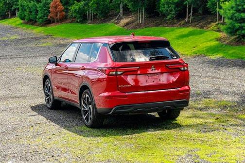 2022 Mitsubishi Outlander ES