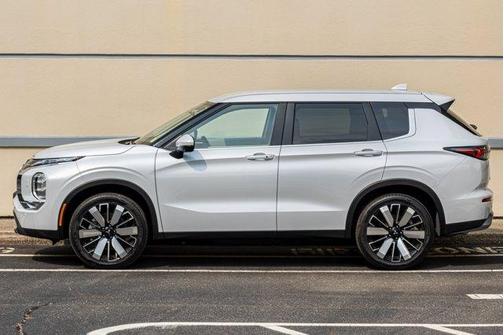 White 2026 Mitsubishi Outlander SE