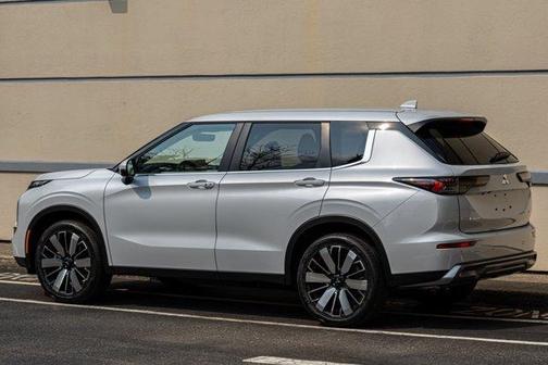 White 2026 Mitsubishi Outlander SE