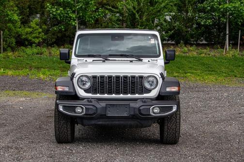 Bright White Clearcoat 2025 Jeep Gladiator Sport