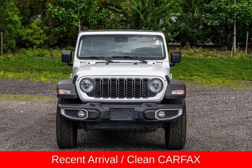 Bright White Clearcoat 2025 Jeep Gladiator Sport