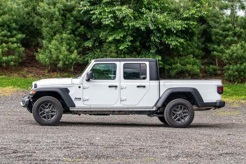 Bright White Clearcoat 2025 Jeep Gladiator Sport