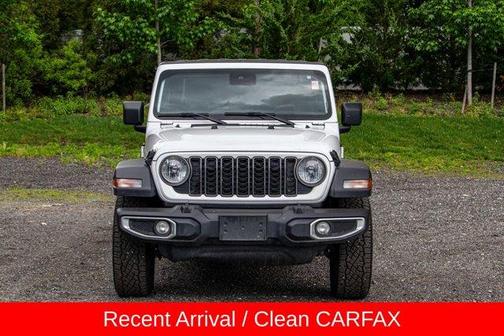 Bright White Clearcoat 2025 Jeep Gladiator Sport