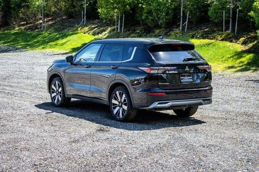 Black 2025 Mitsubishi Outlander SE