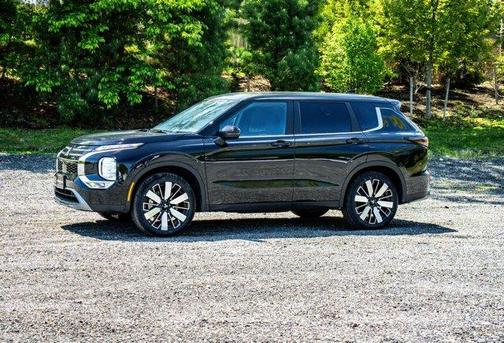 Black 2025 Mitsubishi Outlander SE