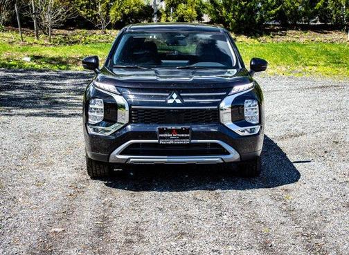 Black 2025 Mitsubishi Outlander SE