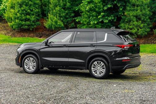 2022 Mitsubishi Outlander ES