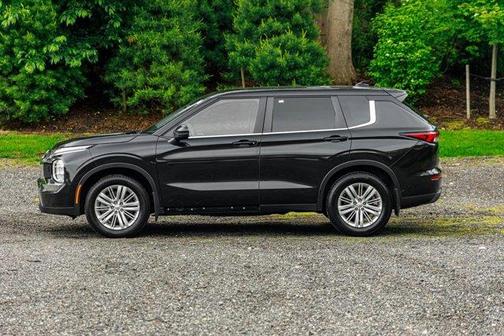 2022 Mitsubishi Outlander ES