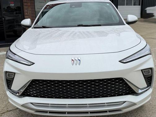 White Frost Tricoat 2024 Buick Envista Avenir FWD