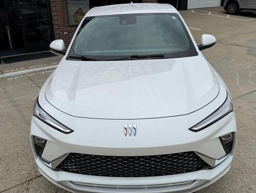 White Frost Tricoat 2024 Buick Envista Avenir FWD