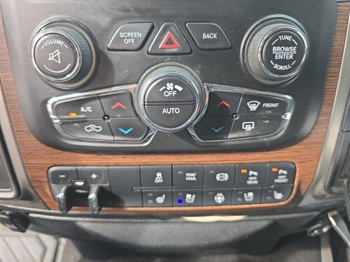 Brilliant Black Crystal Pearlcoat 2018 RAM 2500 Laramie Crew Cab 4x4 6'4' Box