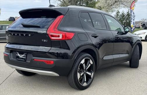 2022 Volvo XC40 T5 Momentum