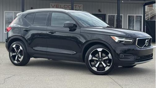 2022 Volvo XC40 T5 Momentum