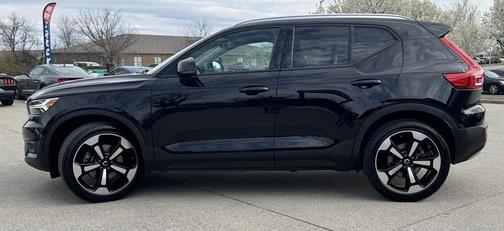 2022 Volvo XC40 T5 Momentum