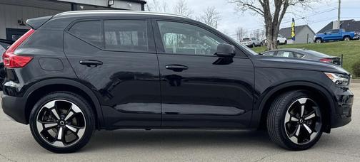 2022 Volvo XC40 T5 Momentum