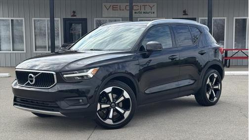 2022 Volvo XC40 T5 Momentum