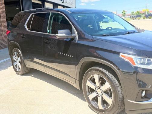 Mosaic Black Metallic 2021 Chevrolet Traverse LT Leather