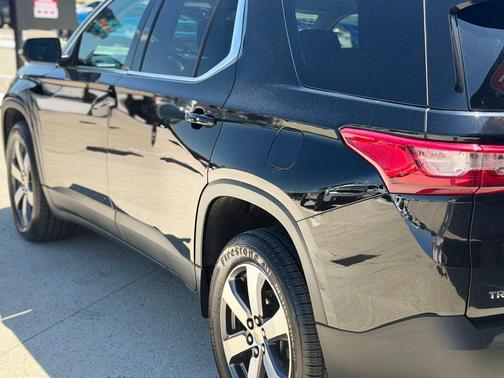 Mosaic Black Metallic 2021 Chevrolet Traverse LT Leather