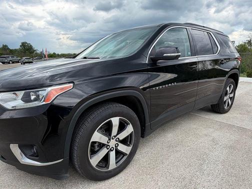 Mosaic Black Metallic 2021 Chevrolet Traverse LT Leather