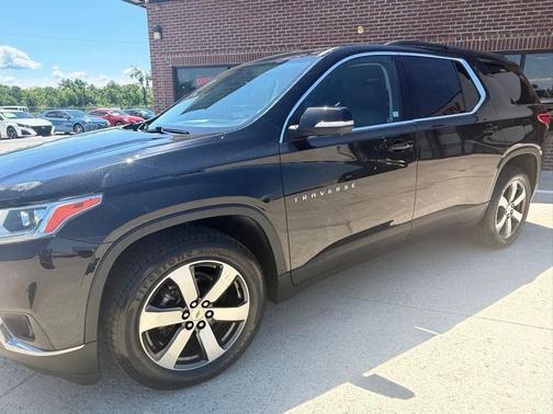 Mosaic Black Metallic 2021 Chevrolet Traverse LT Leather