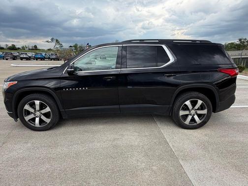 Mosaic Black Metallic 2021 Chevrolet Traverse LT Leather