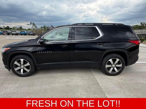 Mosaic Black Metallic 2021 Chevrolet Traverse LT Leather