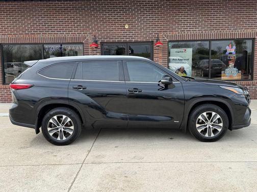 Midnight Black Metallic 2022 Toyota Highlander Hybrid XLE