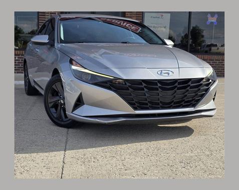 Shimmering Silver Pearl 2023 Hyundai ELANTRA SEL
