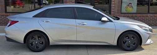 Shimmering Silver Pearl 2023 Hyundai ELANTRA SEL