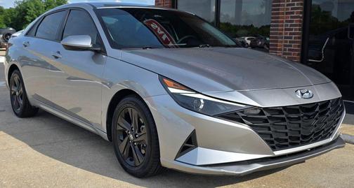 Shimmering Silver Pearl 2023 Hyundai ELANTRA SEL