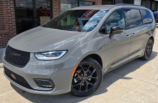 Ceramic Gray Clearcoat 2024 Chrysler Pacifica Touring L
