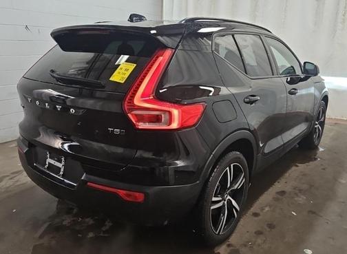 2022 Volvo XC40 T5 R-Design