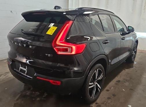 2022 Volvo XC40 T5 R-Design