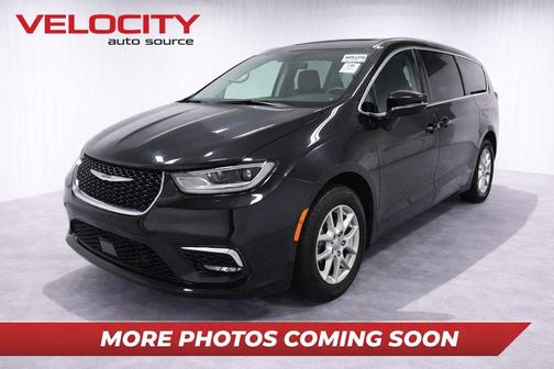 Brilliant Black Crystal Pearlcoat 2023 Chrysler Pacifica Touring L