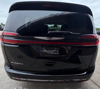 Brilliant Black Crystal Pearlcoat 2023 Chrysler Pacifica Touring L