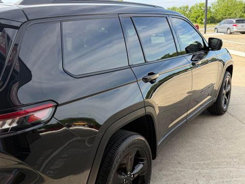 Diamond Black Crystal Pearlcoat 2023 Jeep Grand Cherokee L Altitude