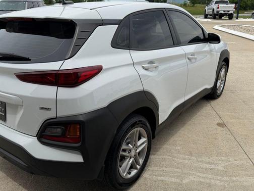 Chalk White 2018 Hyundai KONA SE
