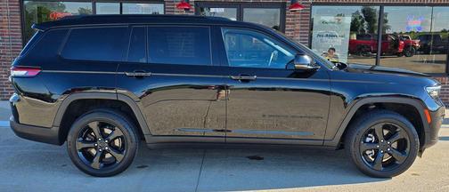 Diamond Black Crystal Pearlcoat 2022 Jeep Grand Cherokee L Altitude