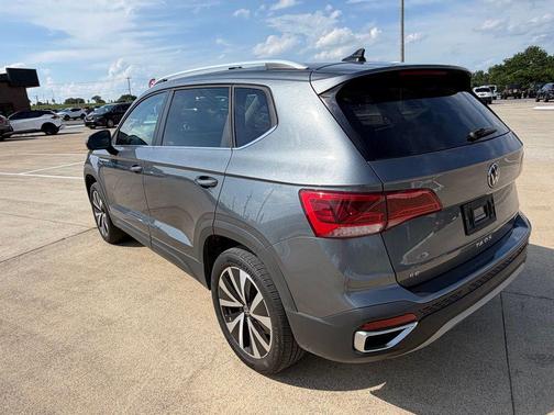 Platinum Gray Metallic 2022 Volkswagen Taos 1.5T SE