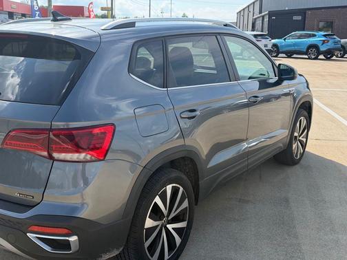 Platinum Gray Metallic 2022 Volkswagen Taos 1.5T SE
