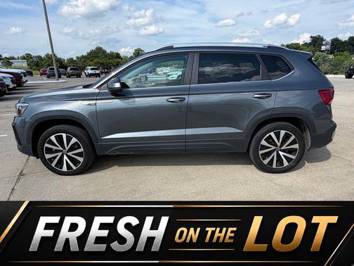 Platinum Gray Metallic 2022 Volkswagen Taos 1.5T SE