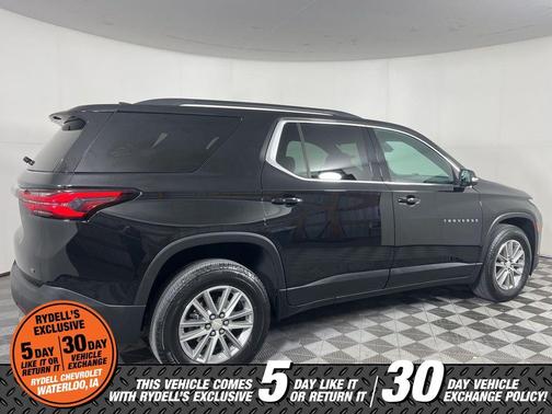 Mosaic Black Metallic 2023 Chevrolet Traverse LT Cloth